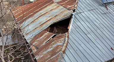 Konya'da dağdan kopan kaya parçası evin damına düştü