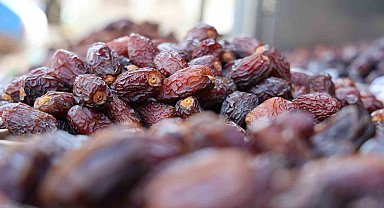 Konya'da hurmalar hem tezgahlarda hem de iftar sofralarında yerini aldı