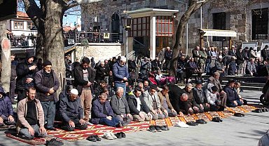 Konya'da Ramazan ayının ilk Cuma namazında camiler doldu taştı