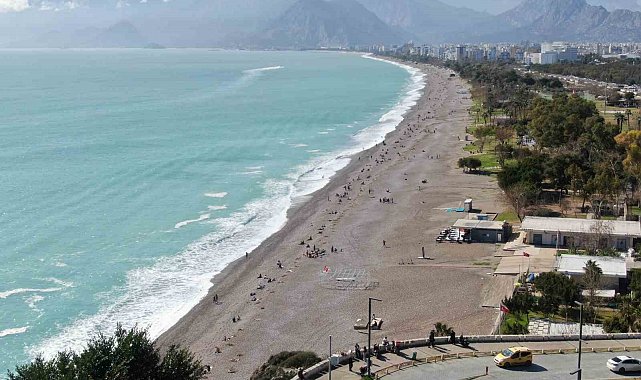 Konyaaltı Sahili'nde selin izleri arasında deniz keyfi