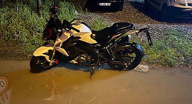 Köpeğe çarpmamak için manevra yapan motosikletin sürücüsü savrularak yaralandı