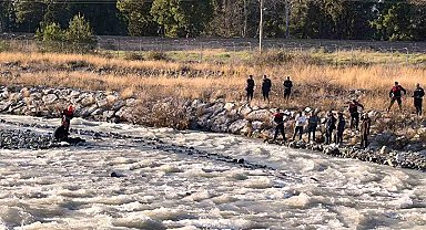 Köprüden düşerek akıntıya kapılan çocuk hayatını kaybetti