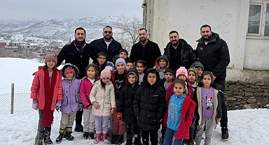 Köy okullarında eğitim gören öğrencilere kırtasiye malzemesi yardımı