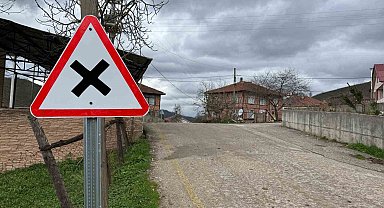 Köy yollarında tabela çalışmaları sürüyor