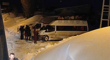 Köy yolunda mahsur kalan öğrenci servisi kurtarıldı