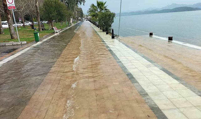 Köyceğiz Gölü taştı, kordon sular altında kaldı