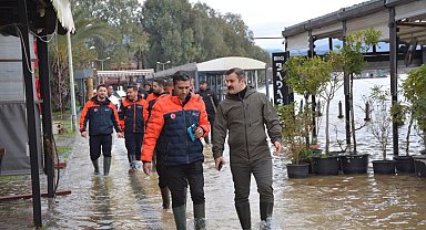 Köyceğiz Kaymakamı Kumcu, çizmesini giydi, kordonda incelemelerde bulundu