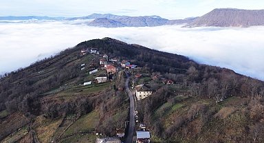 Köyü ve dağ eteklerini kaplayan sis denizi mest etti