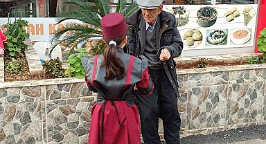 Kozan'da öğrenciler ilahiler söyleyerek sokaklarda yürüdüler