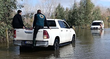Kozan'da sel sularında mahsur kalan araçları ekipler kurtardı