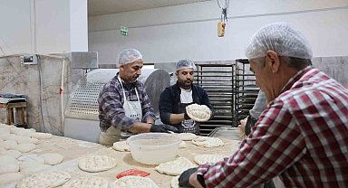 Kozan'da ustaların Ramazan ayında pide mesaisi