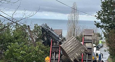 Kozlu'da kepçe dorseden yola düştü, ulaşım bir süre aksadı