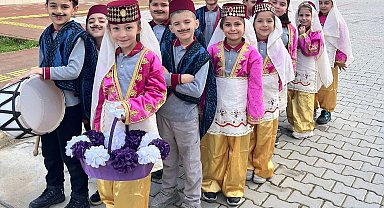 Küçük davulcular mahalleyi şenlendirdi