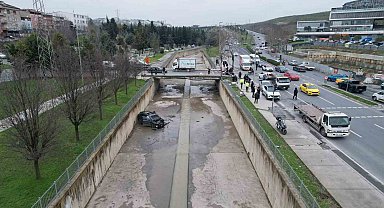 Küçükçekmece'de kazaya karışan araç, dereye uçtu