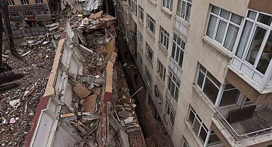 Küçükçekmece'de yıkımı yapılan binadan kopan beton parçaları yan binanın üzerine düştü