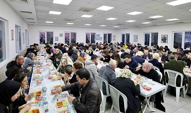 Küçükçekmeceliler, iftar sofralarında bereketi paylaşıyor