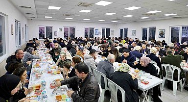 Küçükçekmeceliler, iftar sofralarında bereketi paylaşıyor
