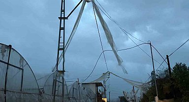 Kumluca'da yağmur ve hortum seraları vurdu