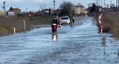 Küplü-Adasarhanlı yolu sular altında kaldı