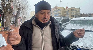 Kurduğu soba ile hem kendisini hem de vatandaşları ısıtıyor