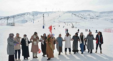 Kursiyer kadınlar kızakla kayıp halay çekmenin keyfini çıkardı