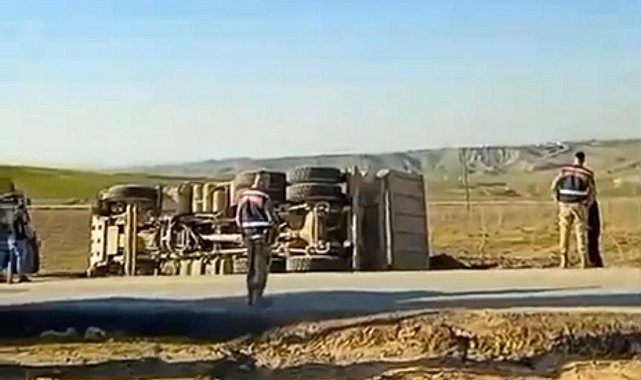 Kurtalan'da hafriyat kamyonu devrildi: 1 yaralı