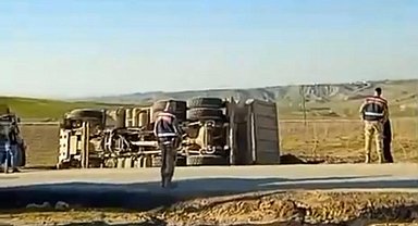 Kurtalan'da hafriyat kamyonu devrildi: 1 yaralı