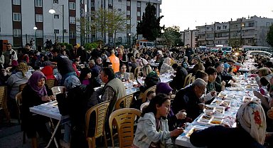 Kuşadası Belediyesi'nden Ramazan ayı boyunca 18 bin kişilik iftar yemeği