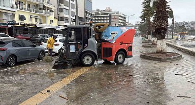 Kuşadası Belediyesi'nden sağanak ve fırtına mesaisi