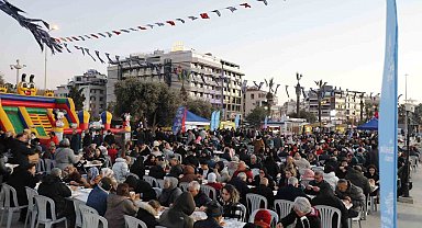 Kuşadası'nda Aydın Büyükşehir Belediyesi'nin İftar Programı'na vatandaşlardan yoğun ilgi