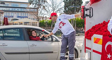 Kuşadası'nda çöp kamyonu sevgi dağıttı