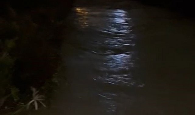 Kuşadası'nda dere taştı, alışveriş merkezi sular altında kaldı