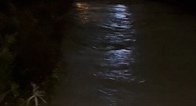 Kuşadası'nda dere taştı, alışveriş merkezi sular altında kaldı