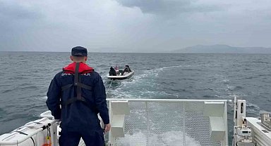 Kuşadası'nda sürüklenen teknedeki iki kişi kurtarıldı