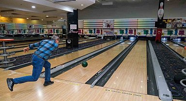 Kuşaklar bowling pistinde buluştu