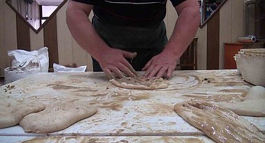 Kütahya'da Ramazan ayının vazgeçilmez lezzeti: Tahinli pide