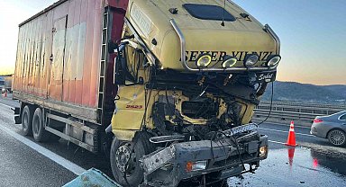 Kuzey Marmara Otoyolu'nda kamyon tıra arkadan çarptı: 1 yaralı