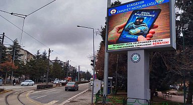 LED ekranlara hırsızlık ve dolandırıcılık uyarıları yansıtıldı