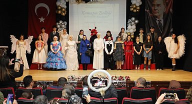 Lise öğrencileri atık malzemelerden hazırladıkları kıyafetlerle podyuma çıktı