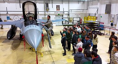 Lise öğrencileri F-16 kokpitinde: "Gelecekte KAAN'ları, Kızıl Elma'ları, Atak'ları biz uçuracağız"