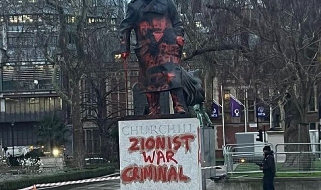 Londra'daki Winston Churchill heykeline kırmızı boyalarla İsrail protestosu