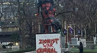 Londra'daki Winston Churchill heykeline kırmızı boyalarla İsrail protestosu
