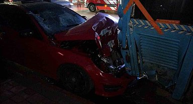 Lüks otomobil park halindeki otobüse çarptı