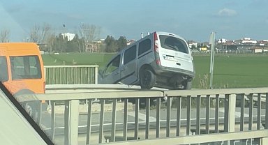 Lüleburgaz'da hafif ticari araç bariyerlerin üzerine çıktı