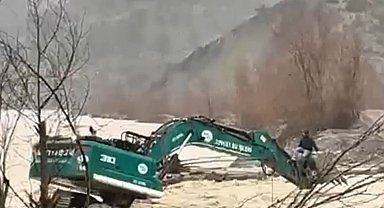 Mahsur kalan vatandaş iş makinesi ile kurtarıldı