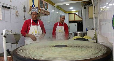 Makine üretimine karşı el dökümü kadayıf