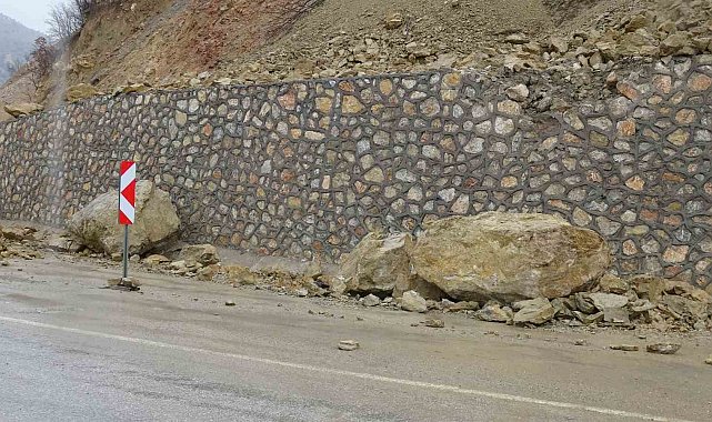 Malatya'da dev kaya parçaları yola düştü