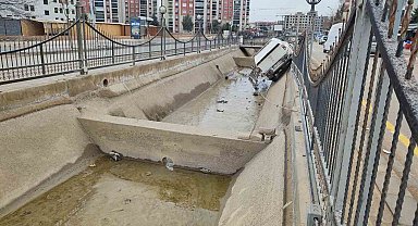 Malatya'da kontrolden çıkan pikap kanala uçtu