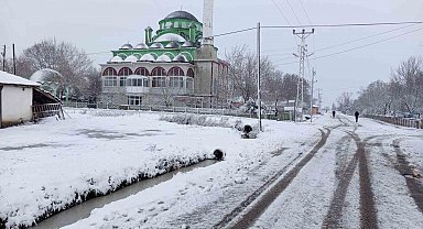 Malkara beyaza büründü : Kar yağışı etkili oluyor