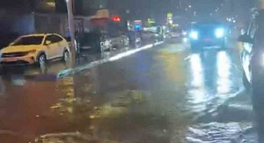 Maltepe'de aniden bastıran sağanak yağış caddeyi göle çevirdi